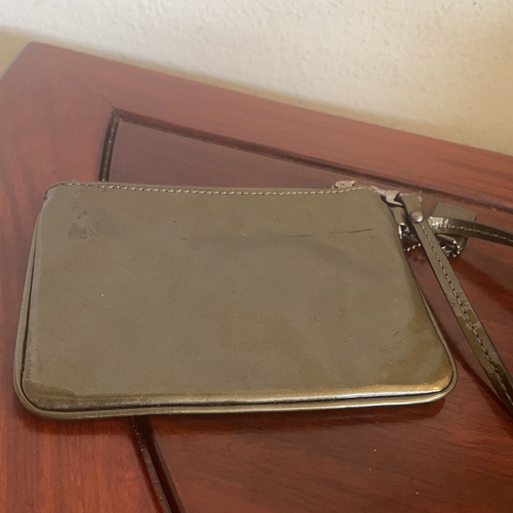 Coach patent leather wristlet - Picture 3 of 4